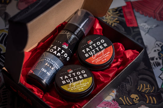 Dárková sada mýdel na tetování Loveink v dárkové krabičce - obsahuje dvě másla na tetování - Papaya ve žluté plechovce a Orange v oranžové plechovce a mýdlo na tetování v PET lahvičce.