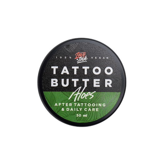Balení Tattoo Butter Aloe 50 ml v hliníkové plechovce se zelenou etiketou na pozadí aloe vera