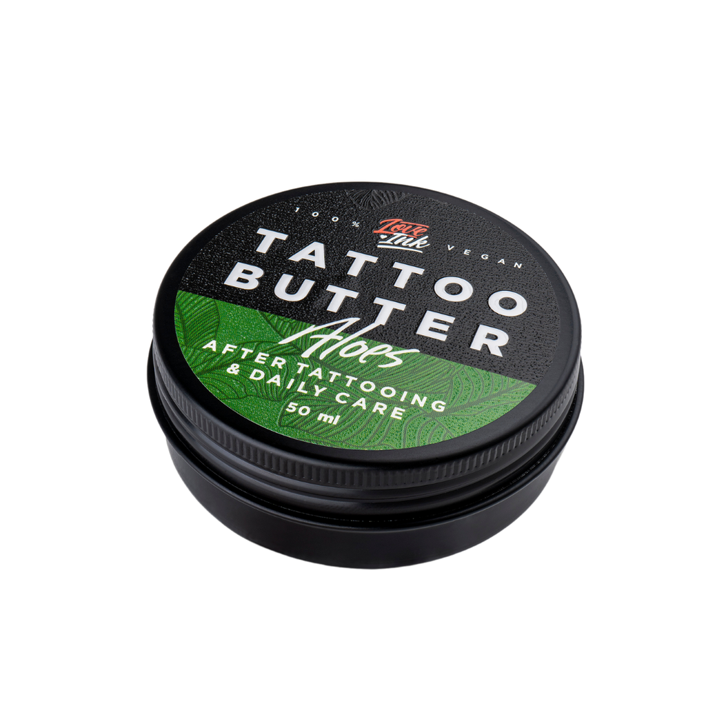 Balení Tattoo Butter Aloe 50 ml v hliníkové plechovce se zelenou etiketou na pozadí aloe vera
