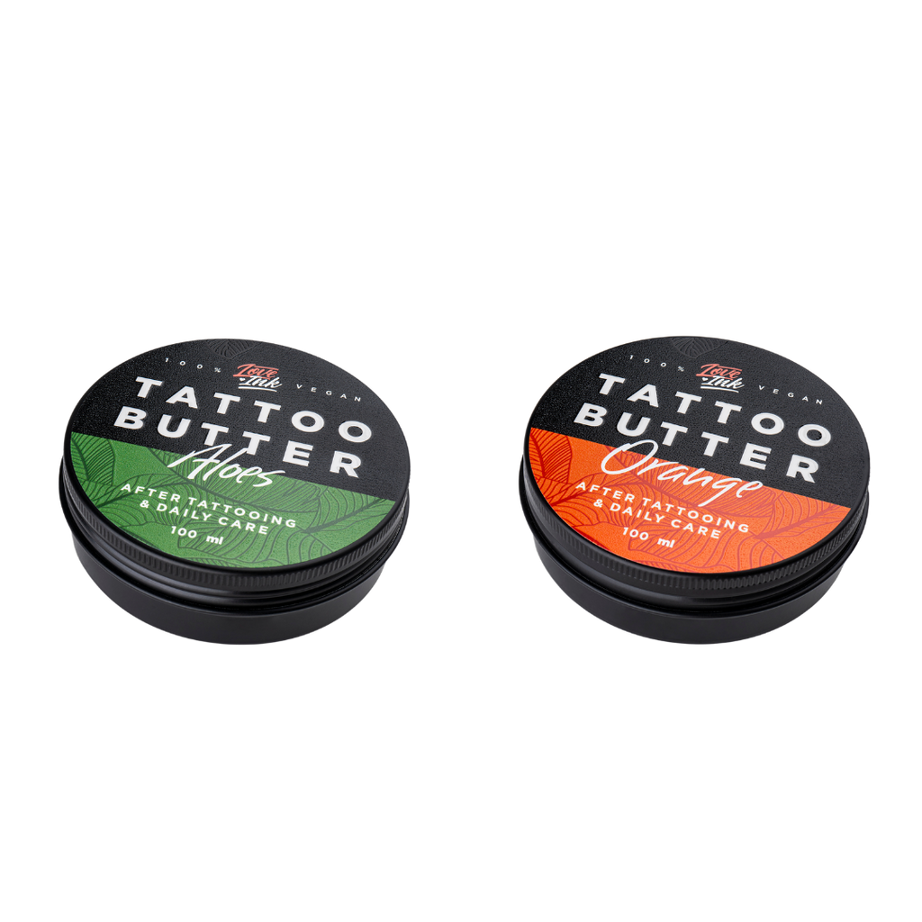 dvě balení Tattoo Butter Aloe v hliníkové plechovce se zelenou etiketou a Tattoo Butter Orange s oranžovou etiketou.