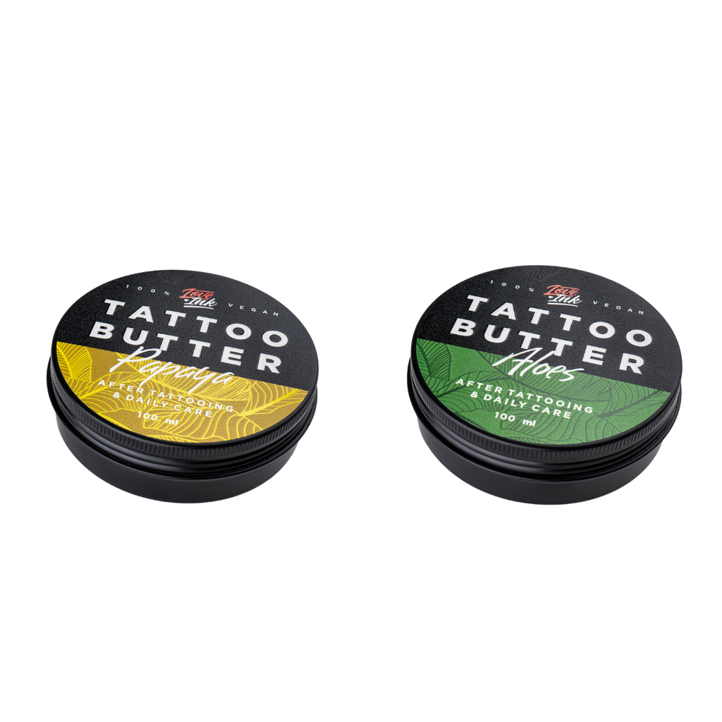 dvě balení Tattoo Butter Aloe v hliníkové plechovce se zelenou etiketou a Tattoo Butter Papaya se žlutou etiketou.