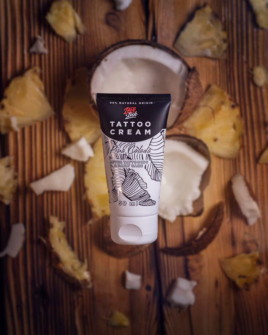 Tubu Tattoo Cream Pina Colada od Loveink. Krém je určený pro péči o tetování a denní hydrataci pokožky, obohacený o přírodní vůně.