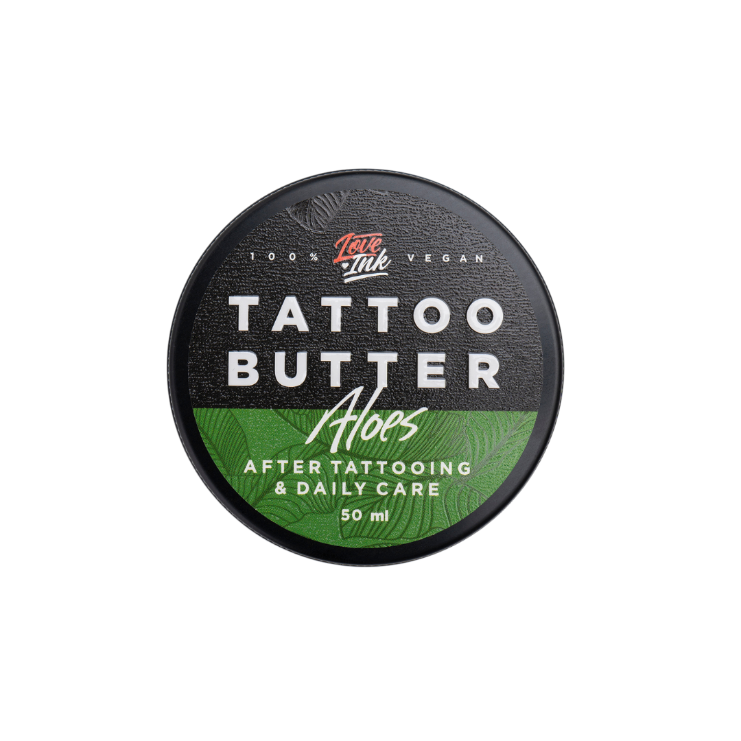 Balení Tattoo Butter Aloe 50 ml v hliníkové plechovce se zelenou etiketou na pozadí aloe vera