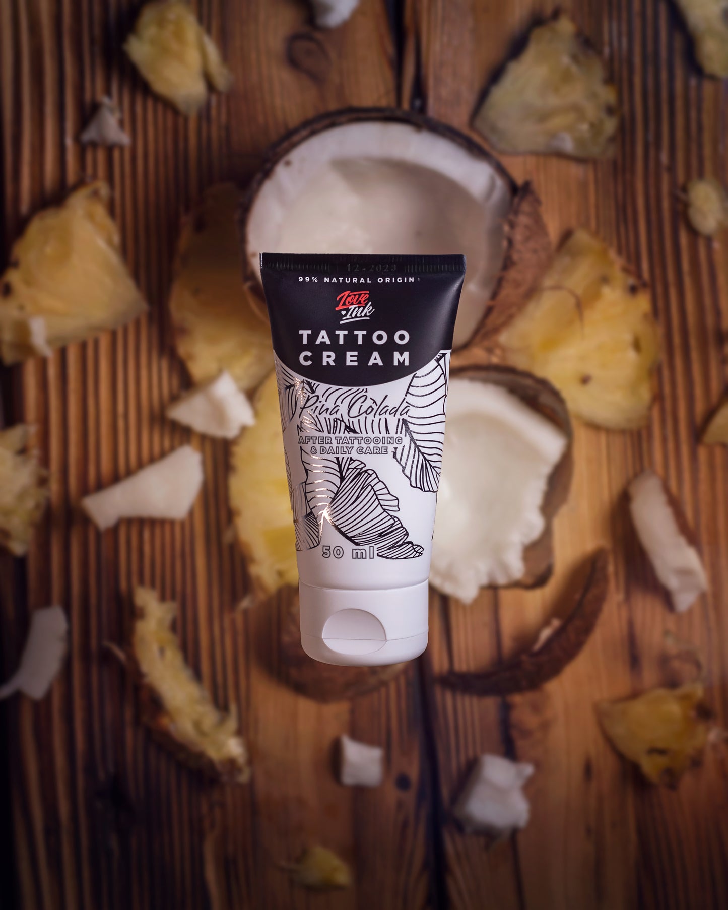 Tubu Tattoo Cream Pina Colada od Loveink. Krém je určený pro péči o tetování a denní hydrataci pokožky, obohacený o přírodní vůně.